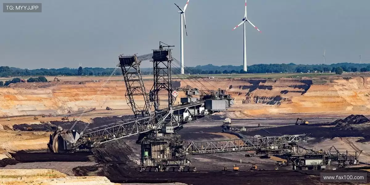 🌾 在稻田翻土时,🐄 挖掘机灵巧地转动,轻松应对复杂地形